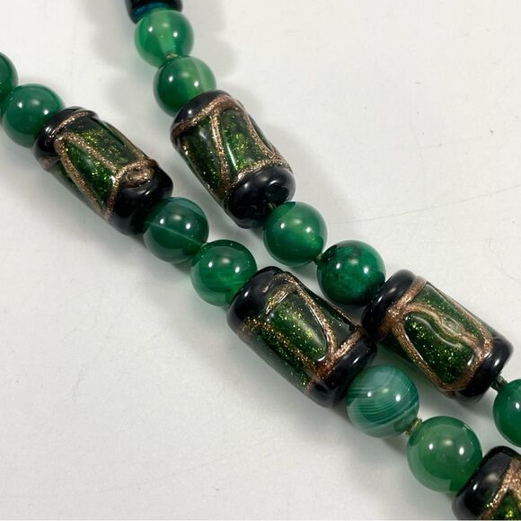 Stunning Unsigned Green Malachite Dyed Agate and Artisan Glass Beaded Necklace - Picture 4 of 10